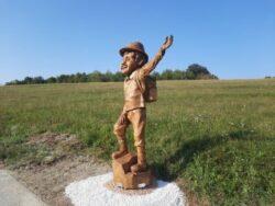 Postavitev skulpture oziroma figure možiclja pri vaško-gasilskem domu v Budincih